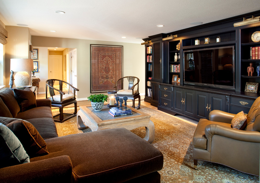 Ispirazione per un soggiorno classico di medie dimensioni con pavimento in legno massello medio, parete attrezzata e tappeto