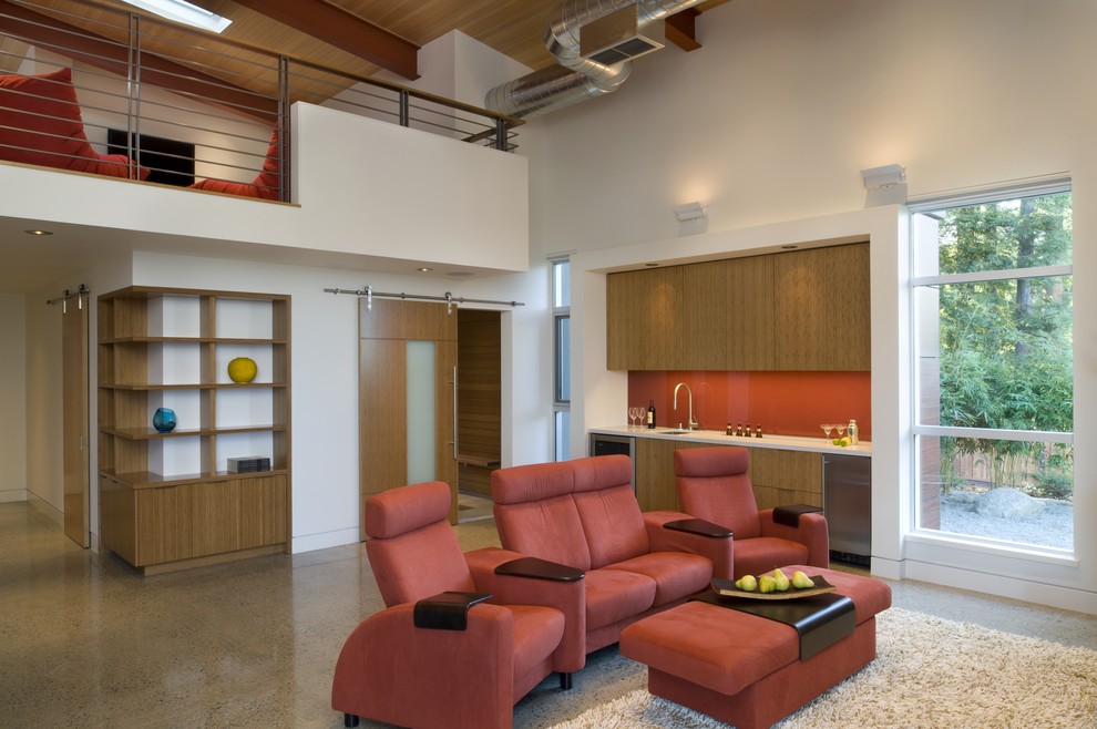 Идея дизайна: гостиная комната в современном стиле с белыми стенами и бетонным полом