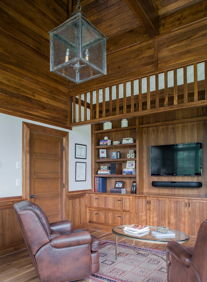 Inspiration pour une salle de séjour design avec un mur blanc, un sol en bois brun et un téléviseur fixé au mur.