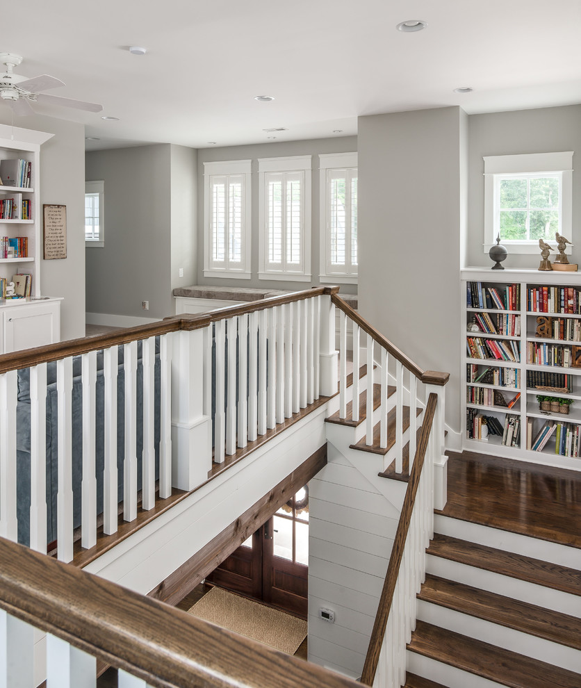 Foto de sala de estar abierta clásica renovada con paredes grises y suelo de madera en tonos medios