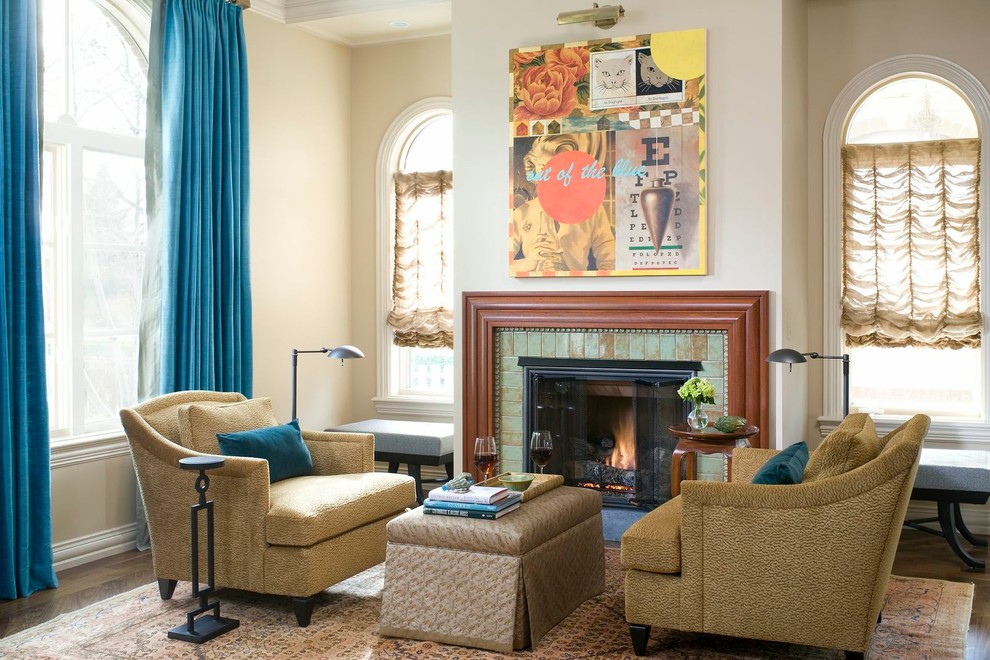 Eklektisches Wohnzimmer mit beiger Wandfarbe, Kamin und gefliester Kaminumrandung in Denver