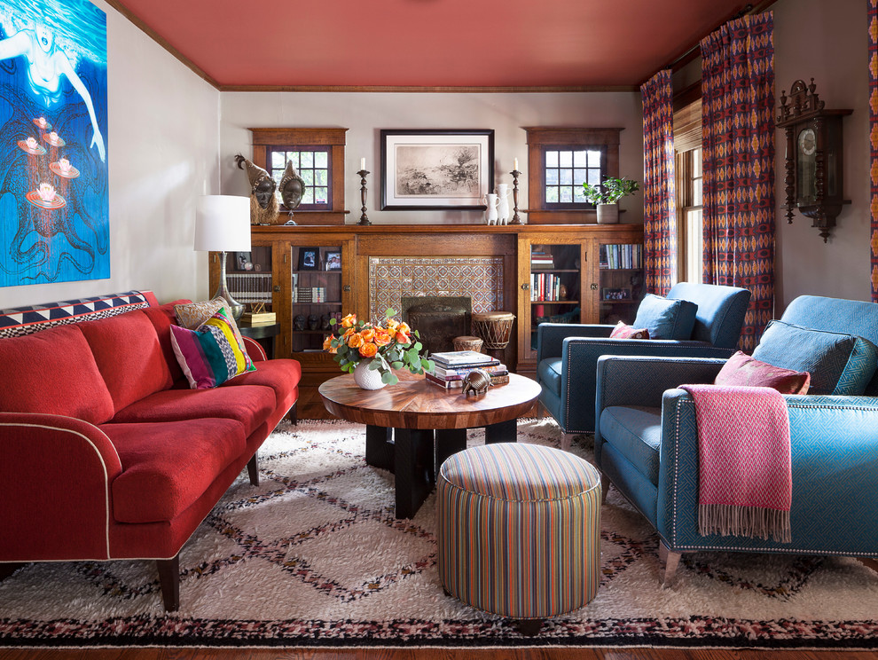 Eklektisches Wohnzimmer mit weißer Wandfarbe, braunem Holzboden, Kamin, gefliester Kaminumrandung und braunem Boden in Denver