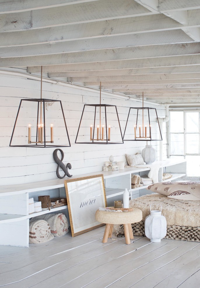 Diseño de sala de estar cerrada romántica de tamaño medio con paredes blancas, suelo de madera pintada y suelo beige