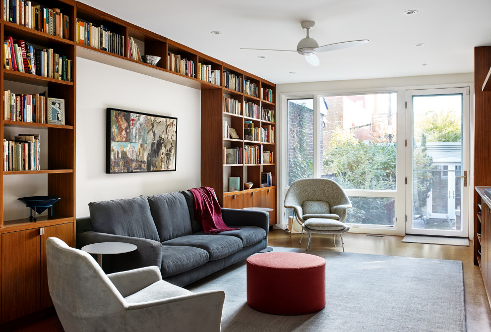 Diseño de sala de estar con biblioteca vintage con suelo de corcho