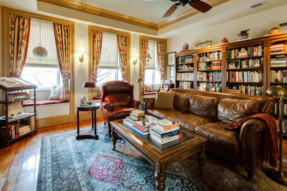 Modelo de sala de estar con biblioteca clásica con suelo de madera en tonos medios