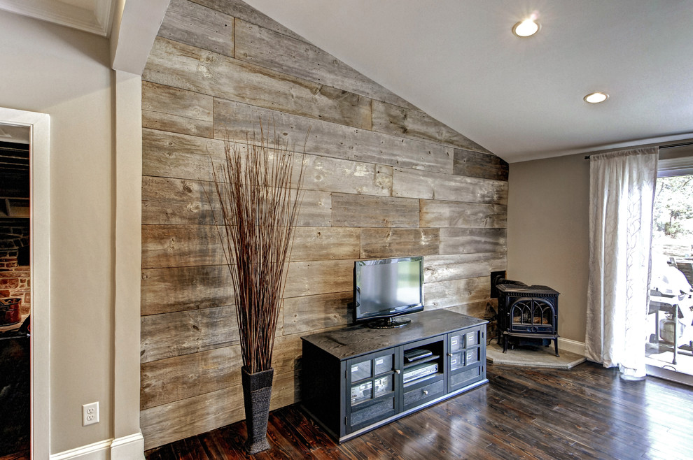 Großes Landhausstil Wohnzimmer mit beiger Wandfarbe und dunklem Holzboden in Philadelphia