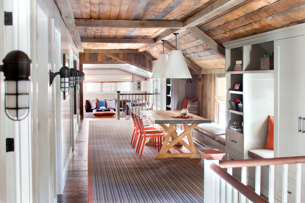 Diseño de sala de estar tipo loft tradicional renovada con paredes blancas y suelo de madera oscura