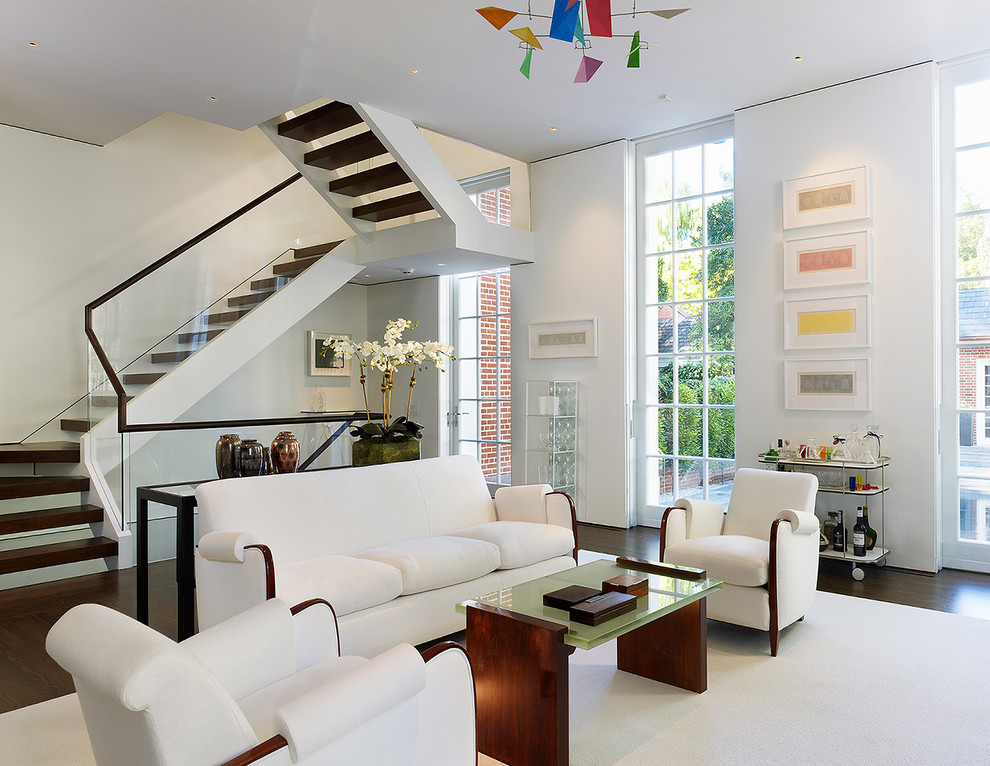 Immagine di un soggiorno minimal di medie dimensioni e aperto con pareti bianche e pavimento in legno massello medio
