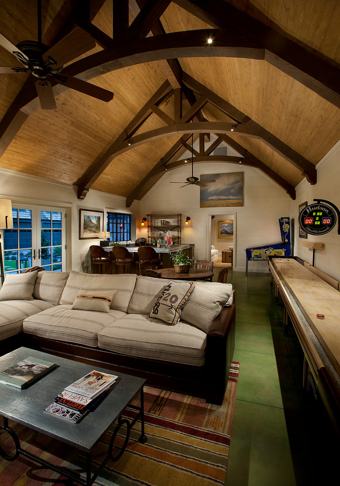Foto di un soggiorno tradizionale con sala giochi e pareti beige