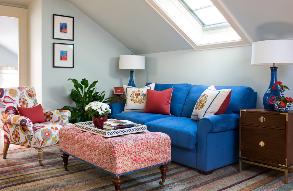 Foto de sala de estar tradicional con paredes azules