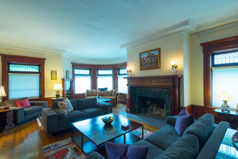 Immagine di un grande soggiorno tradizionale chiuso con pareti beige e pavimento in legno massello medio