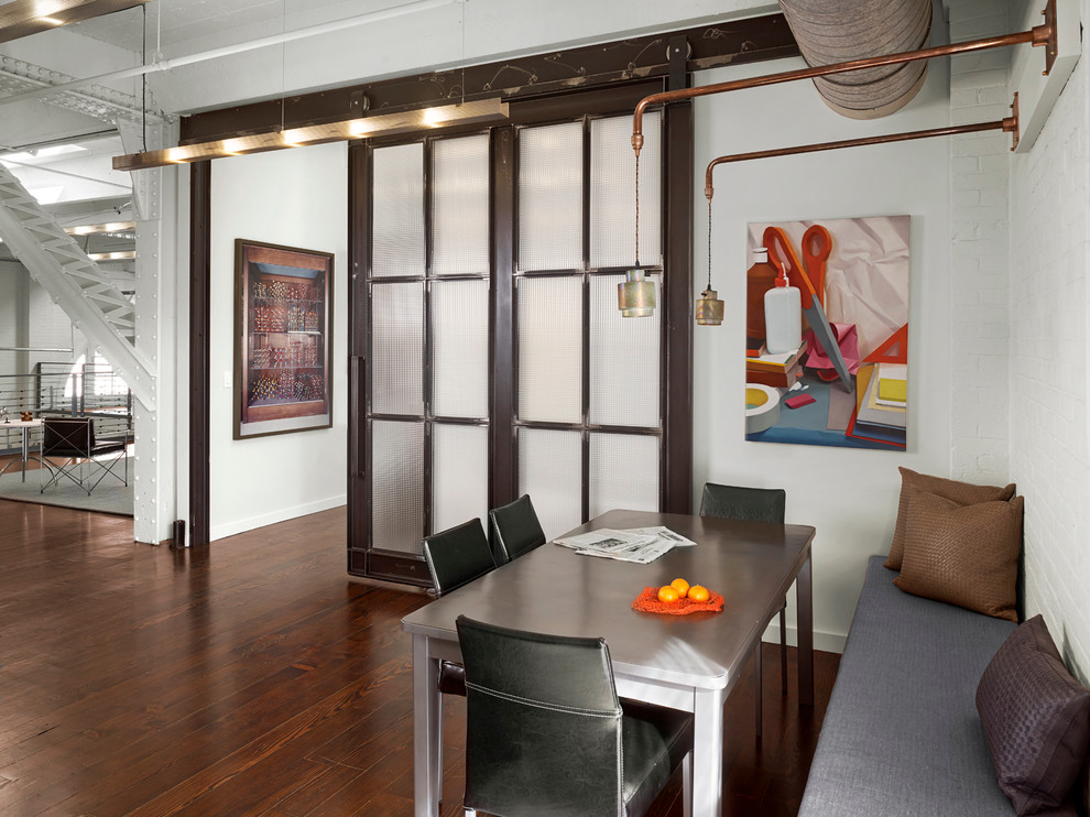Foto de sala de estar abierta urbana extra grande con suelo de madera en tonos medios y paredes blancas