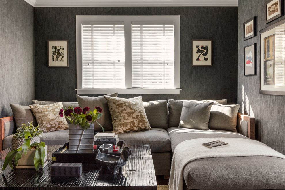 Стильный дизайн: гостиная комната в классическом стиле с серыми стенами - последний тренд