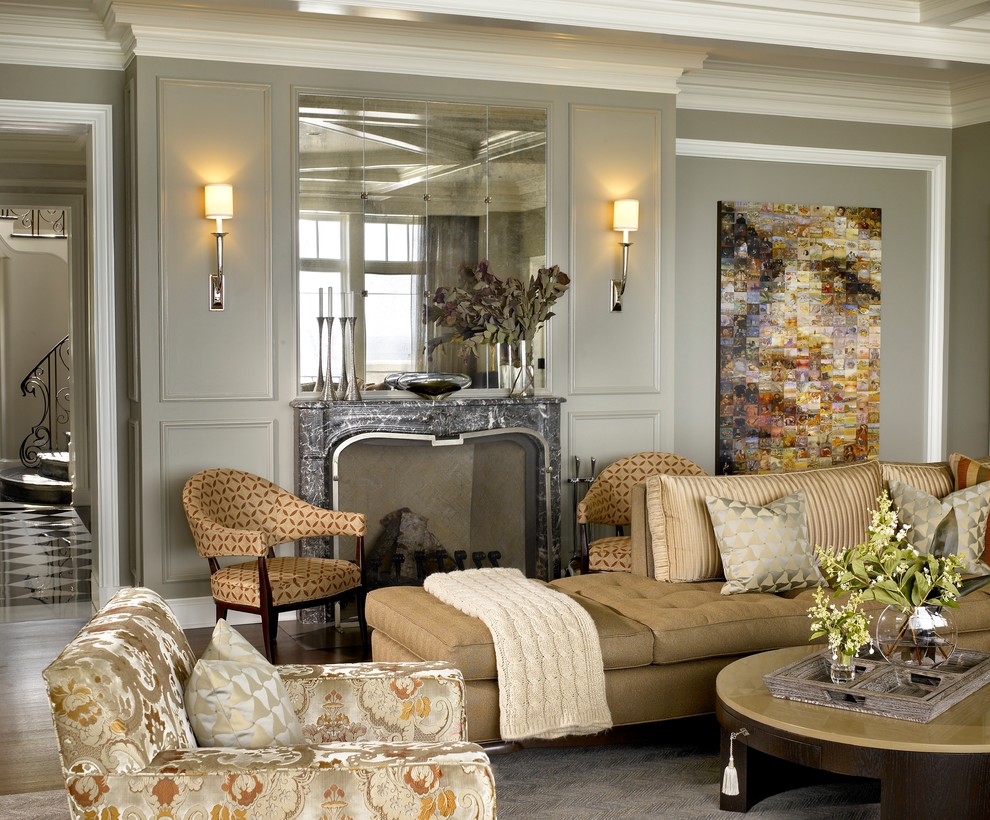 На фото: гостиная комната в стиле неоклассика (современная классика) с серыми стенами, стандартным камином и фасадом камина из камня с