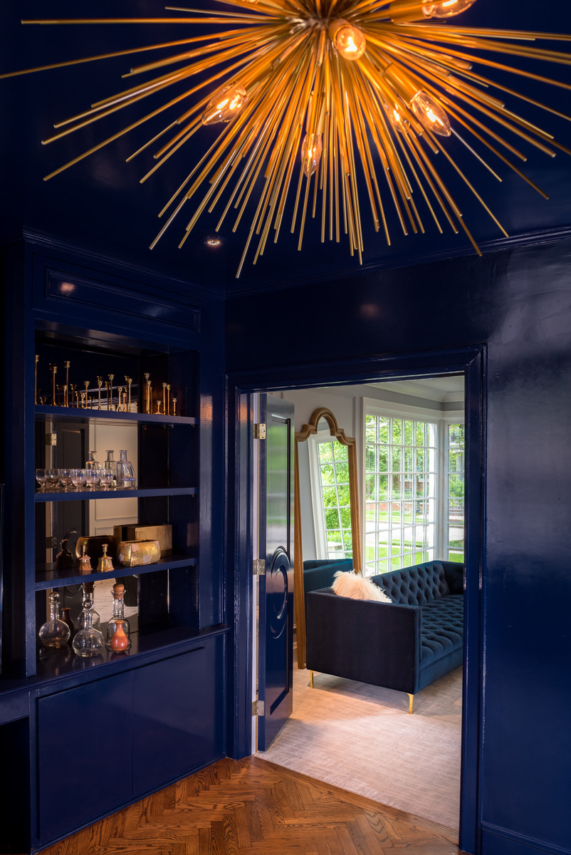 На фото: изолированная гостиная комната среднего размера в стиле модернизм с домашним баром, синими стенами, паркетным полом среднего тона, отдельно стоящим телевизором и коричневым полом с