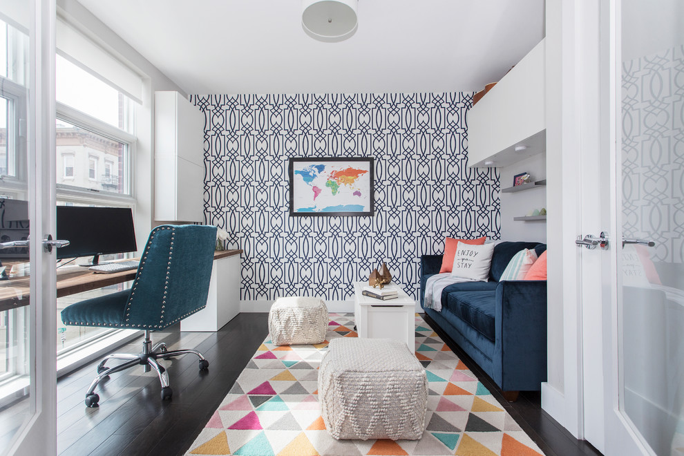 Kleines, Abgetrenntes Klassisches Wohnzimmer ohne Kamin mit grauer Wandfarbe, dunklem Holzboden, TV-Wand und braunem Boden in New York
