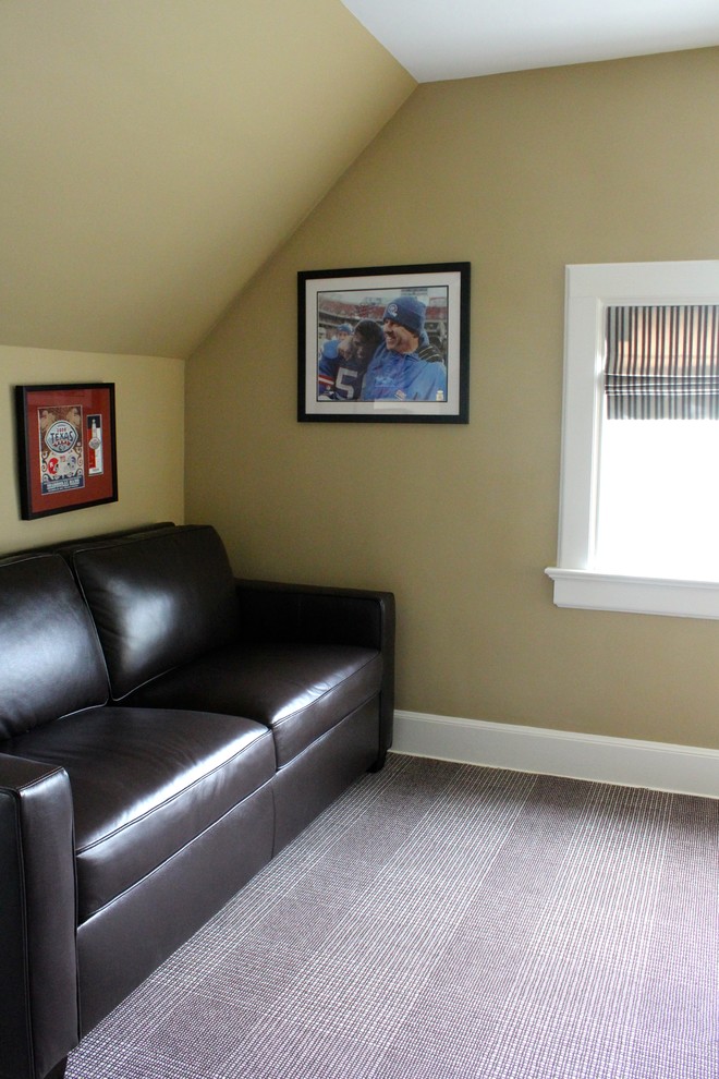 На фото: изолированная гостиная комната среднего размера в стиле неоклассика (современная классика) с бежевыми стенами и ковровым покрытием без камина, телевизора с