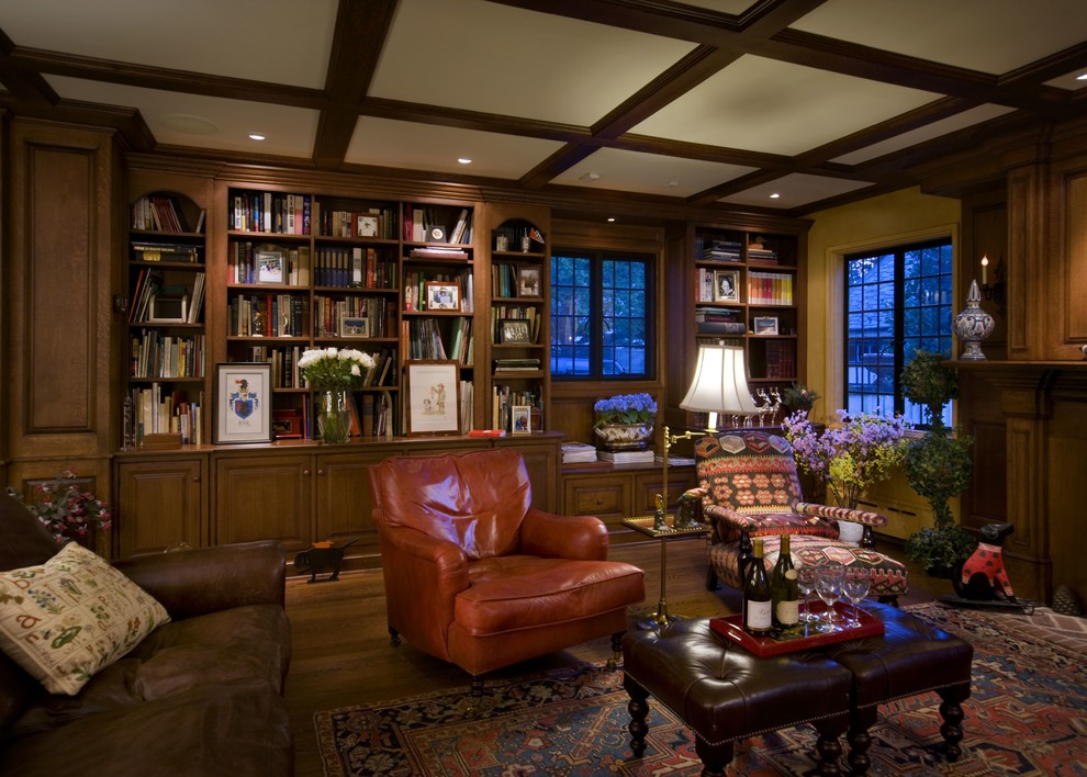Große, Abgetrennte Klassische Bibliothek mit brauner Wandfarbe, dunklem Holzboden, Hängekamin, Kaminumrandung aus Holz, verstecktem TV und braunem Boden in Newark