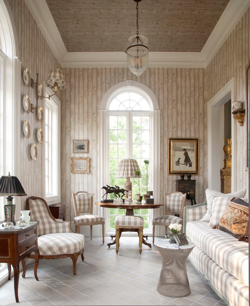 Foto de sala de estar cerrada clásica con paredes beige