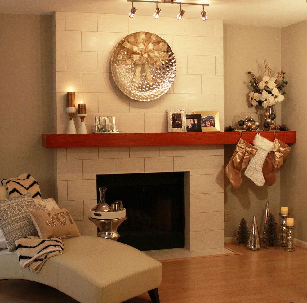Imagen de sala de estar abierta minimalista pequeña con paredes beige, suelo de madera clara, todas las chimeneas y marco de chimenea de baldosas y/o azulejos