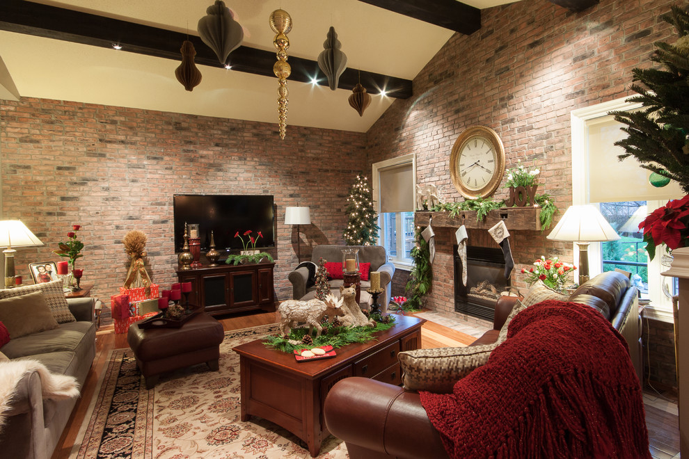 HOLIDAY DECOR COMFORT & JOY Traditional Family Room Toronto