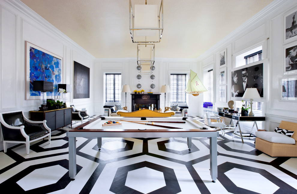 Ispirazione per un soggiorno contemporaneo con sala giochi, pareti bianche, pavimento in legno verniciato e pavimento multicolore