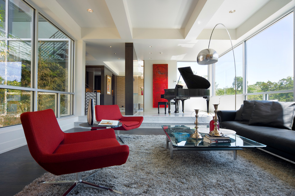 Modelo de sala de estar abierta contemporánea grande con paredes blancas y suelo de madera oscura