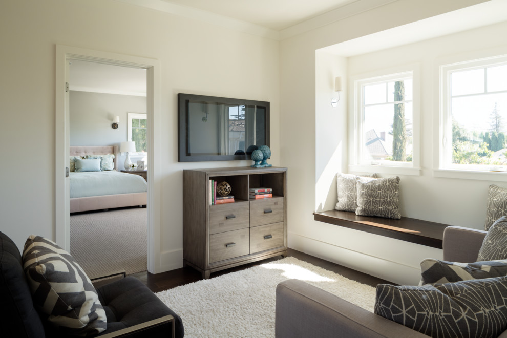 На фото: изолированная гостиная комната среднего размера в стиле неоклассика (современная классика) с белыми стенами и темным паркетным полом с