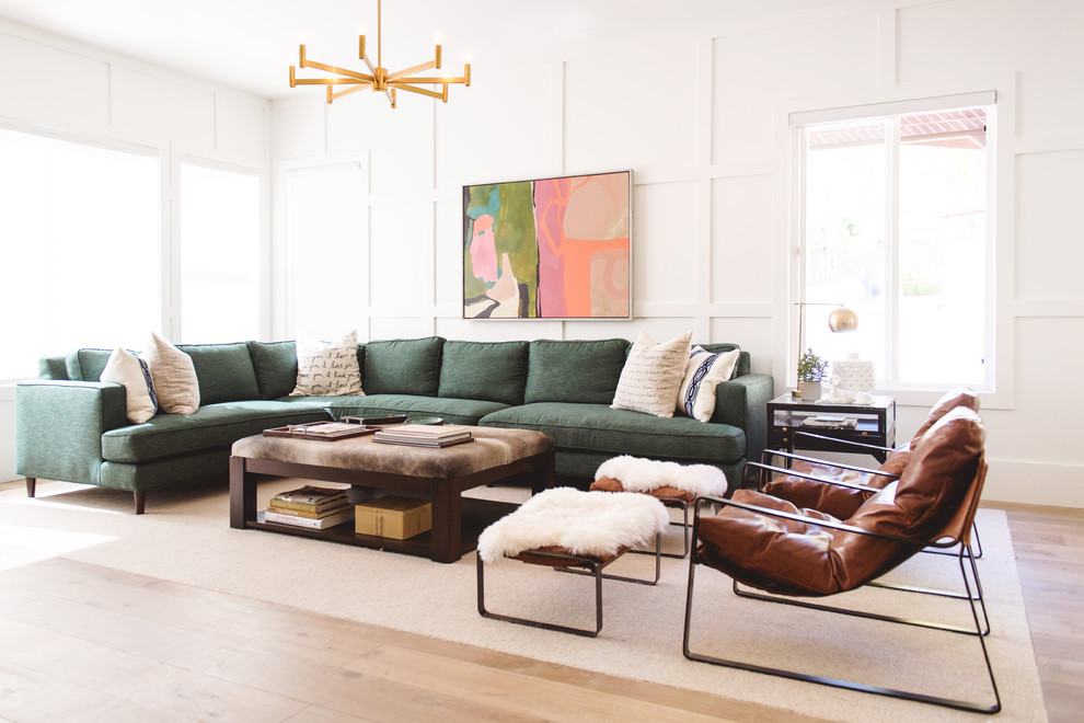 Diseño de sala de estar escandinava con paredes blancas, suelo de madera clara, suelo beige y alfombra