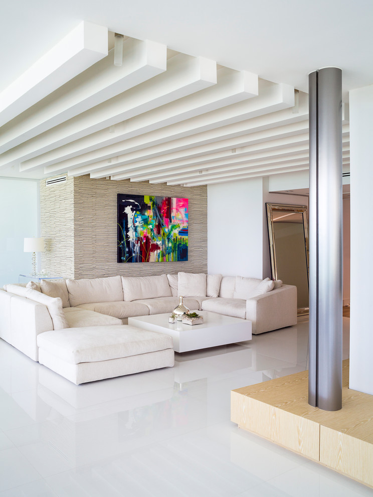 Modelo de sala de estar abierta contemporánea con paredes blancas