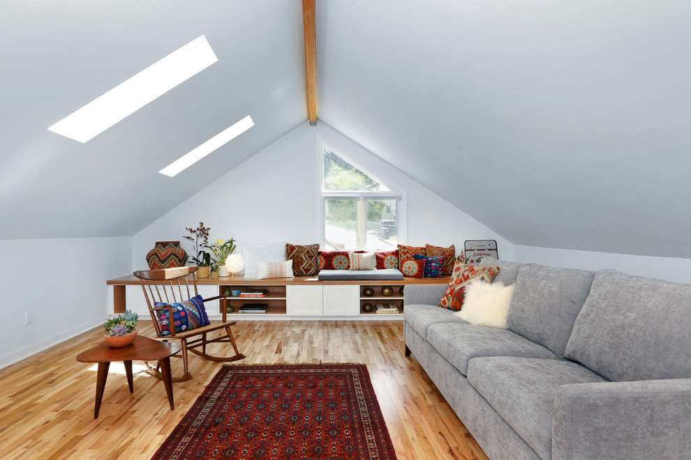 Imagen de sala de estar clásica con paredes blancas y suelo de madera en tonos medios