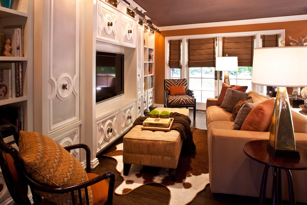Immagine di un soggiorno tradizionale aperto con pareti arancioni, parquet scuro e TV a parete