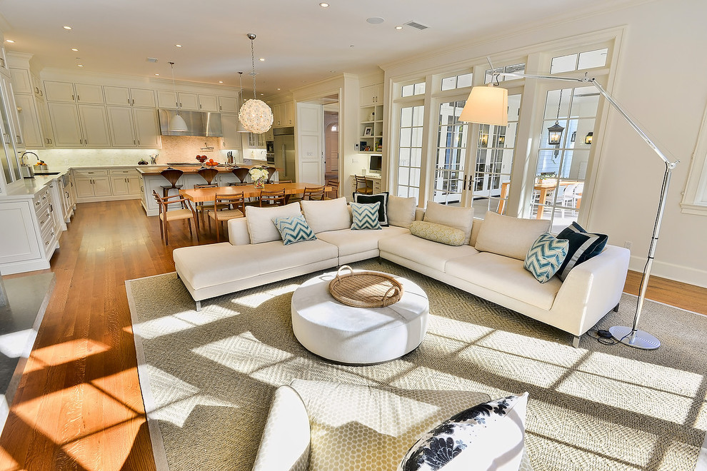 Ejemplo de sala de estar abierta tradicional renovada con paredes beige y suelo de madera en tonos medios