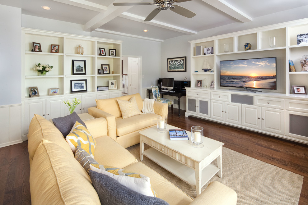 Imagen de sala de estar abierta tradicional grande sin chimenea con paredes azules, suelo de madera oscura y pared multimedia