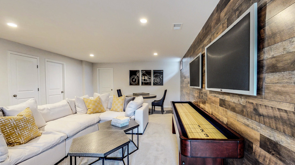 На фото: изолированная комната для игр в стиле кантри с белыми стенами, ковровым покрытием, телевизором на стене, бежевым полом и ковром на полу
