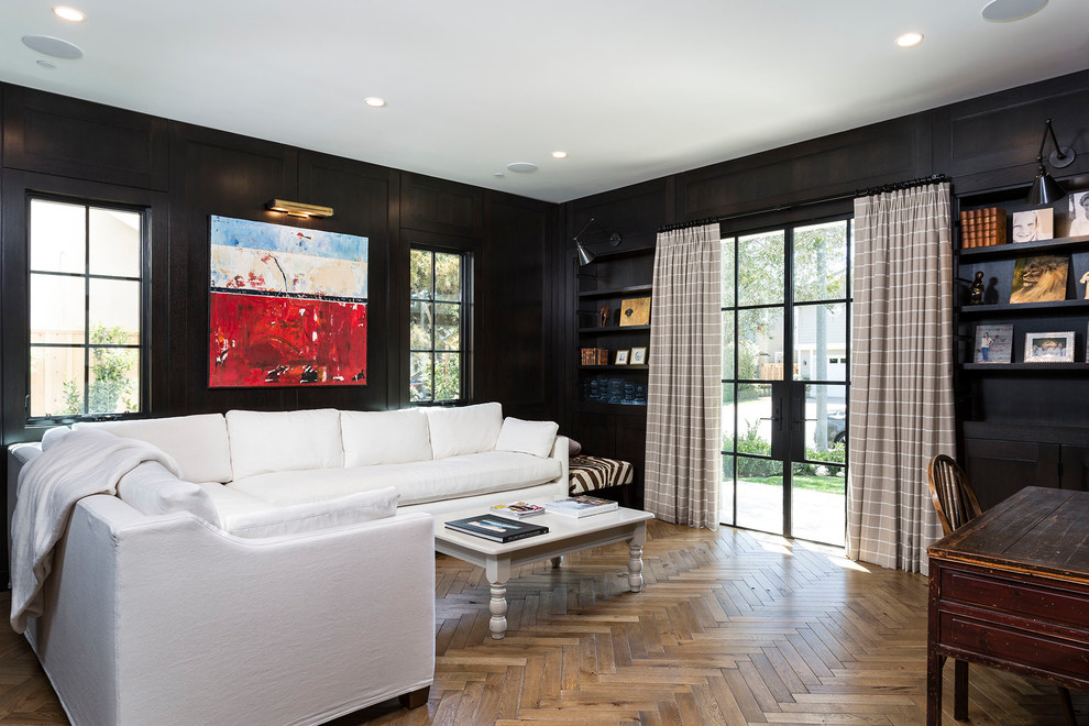 Foto de sala de estar clásica renovada con paredes negras, suelo de madera en tonos medios y suelo marrón