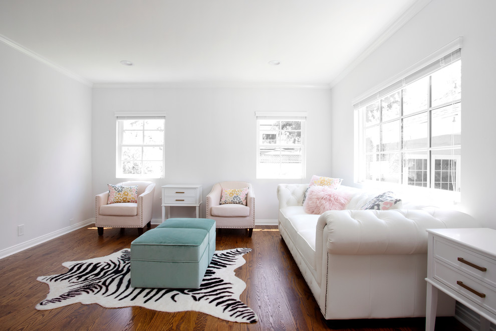 Großes, Offenes Modernes Wohnzimmer ohne Kamin mit weißer Wandfarbe, dunklem Holzboden, TV-Wand und braunem Boden in Los Angeles