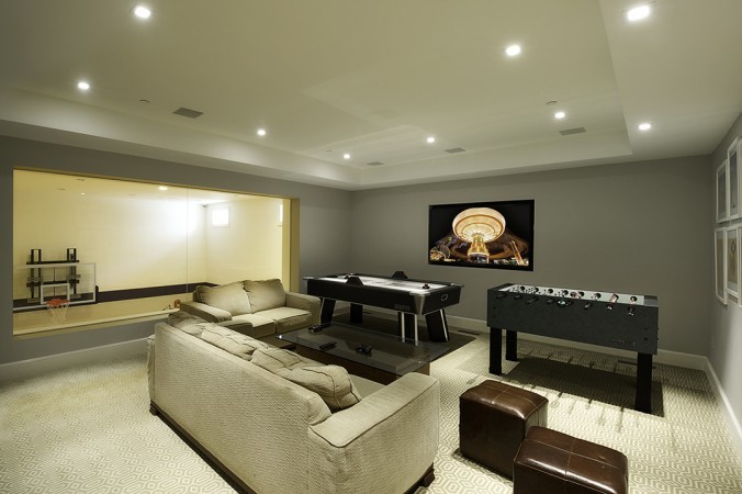 На фото: большая изолированная комната для игр в стиле неоклассика (современная классика) с серыми стенами, ковровым покрытием и бежевым полом без камина, телевизора