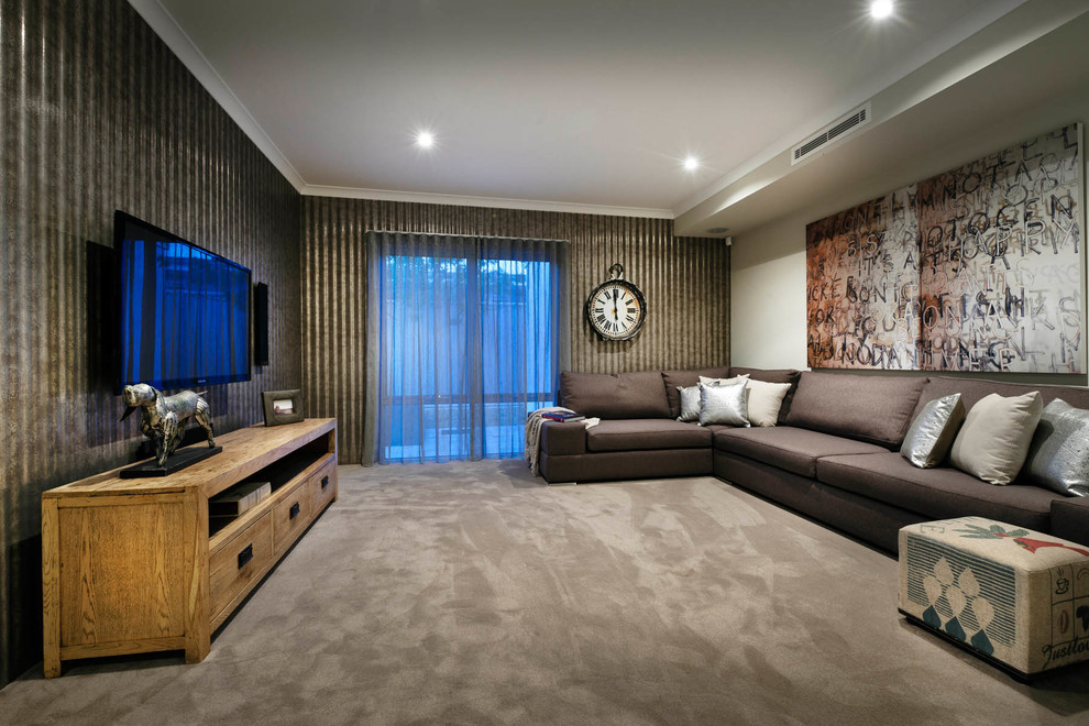На фото: изолированная гостиная комната в современном стиле с серыми стенами, ковровым покрытием и телевизором на стене без камина
