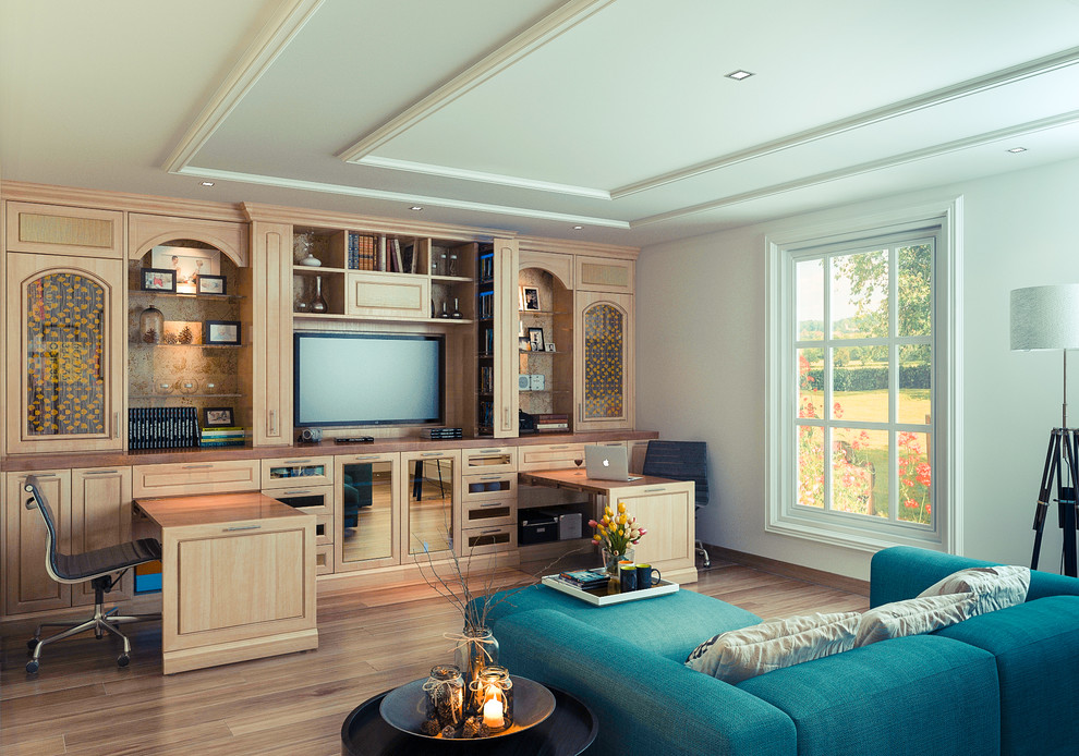 Стильный дизайн: гостиная комната среднего размера в классическом стиле с белыми стенами, светлым паркетным полом и телевизором на стене - последний тренд