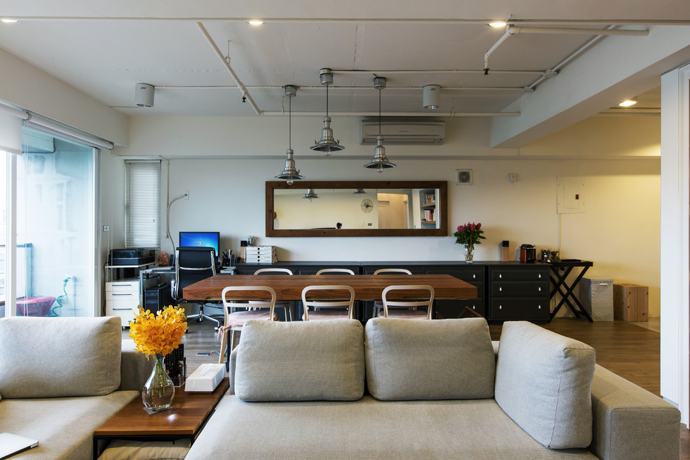 Idee per un soggiorno minimal con pareti bianche e pavimento in legno massello medio