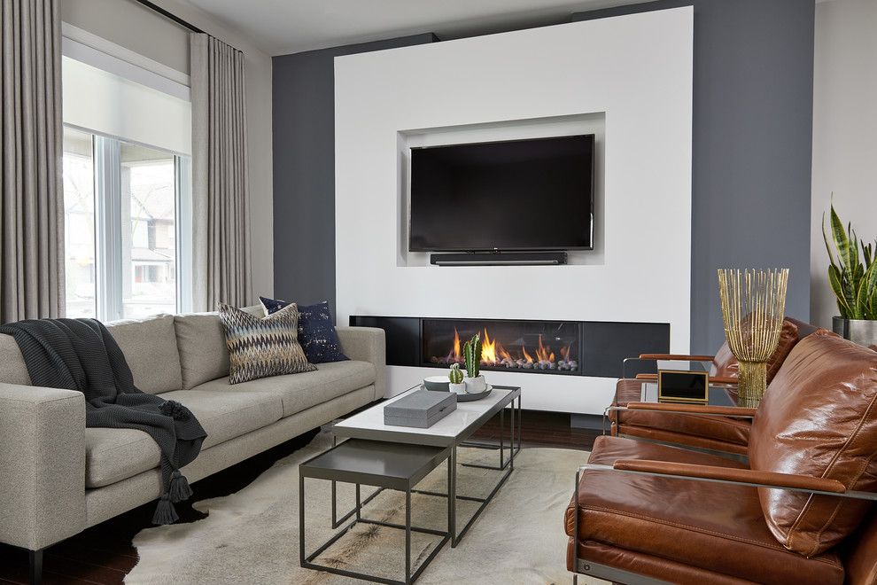 Foto de sala de estar abierta retro pequeña con paredes grises, suelo de madera en tonos medios, chimenea lineal, televisor colgado en la pared, suelo marrón y alfombra