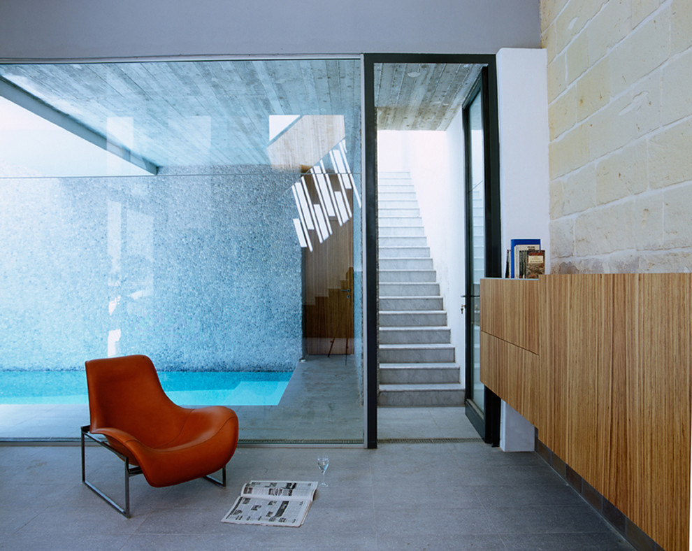 Diseño de sala de estar contemporánea con suelo de cemento