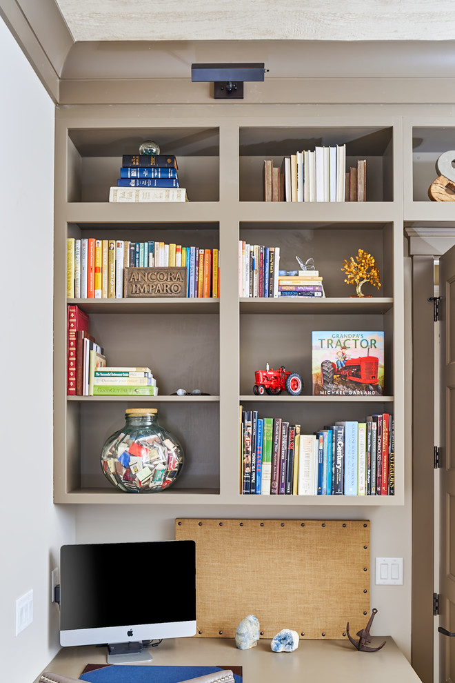 Imagen de sala de estar con biblioteca cerrada clásica renovada de tamaño medio con paredes grises, suelo de madera en tonos medios y pared multimedia