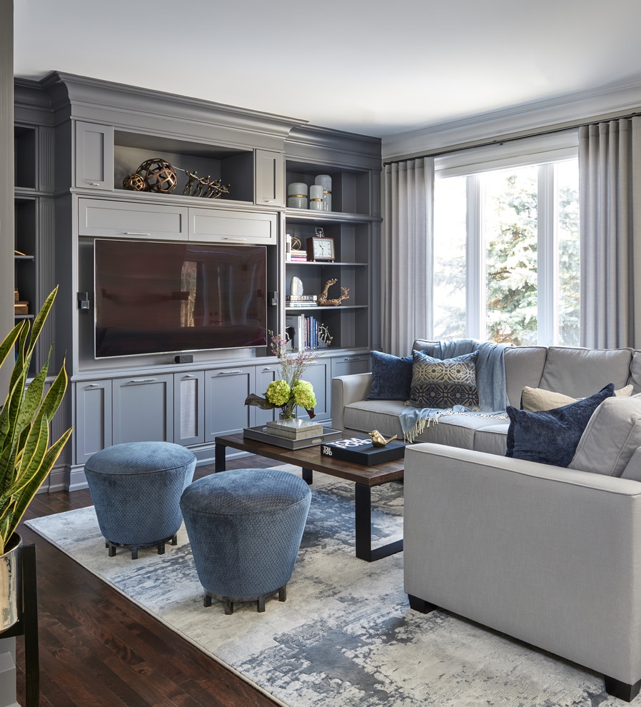 Esempio di un soggiorno classico di medie dimensioni e aperto con pareti grigie, parquet scuro, pavimento marrone e TV a parete