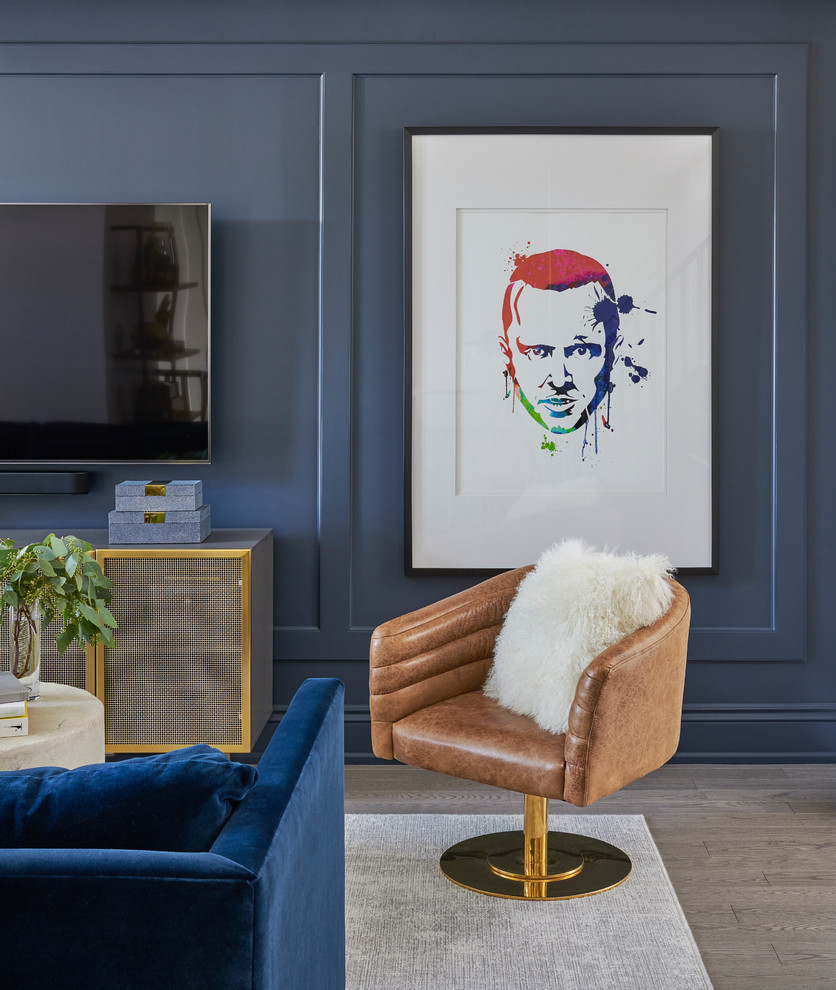 Modelo de sala de estar cerrada clásica renovada de tamaño medio sin chimenea con paredes azules, suelo de madera en tonos medios, televisor colgado en la pared y suelo gris