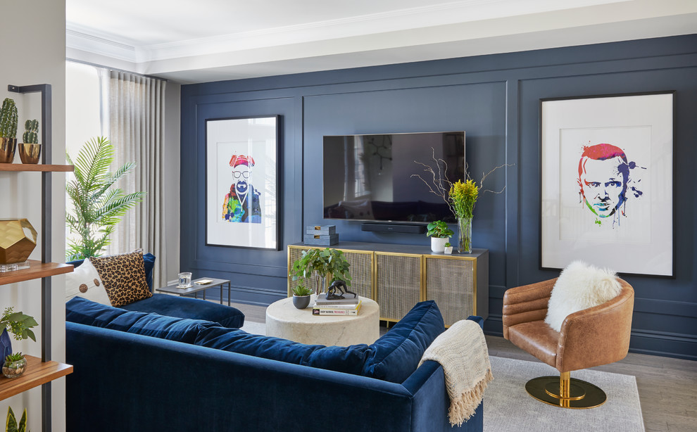 Идея дизайна: гостиная комната среднего размера в стиле неоклассика (современная классика) с синими стенами, светлым паркетным полом, телевизором на стене и акцентной стеной без камина