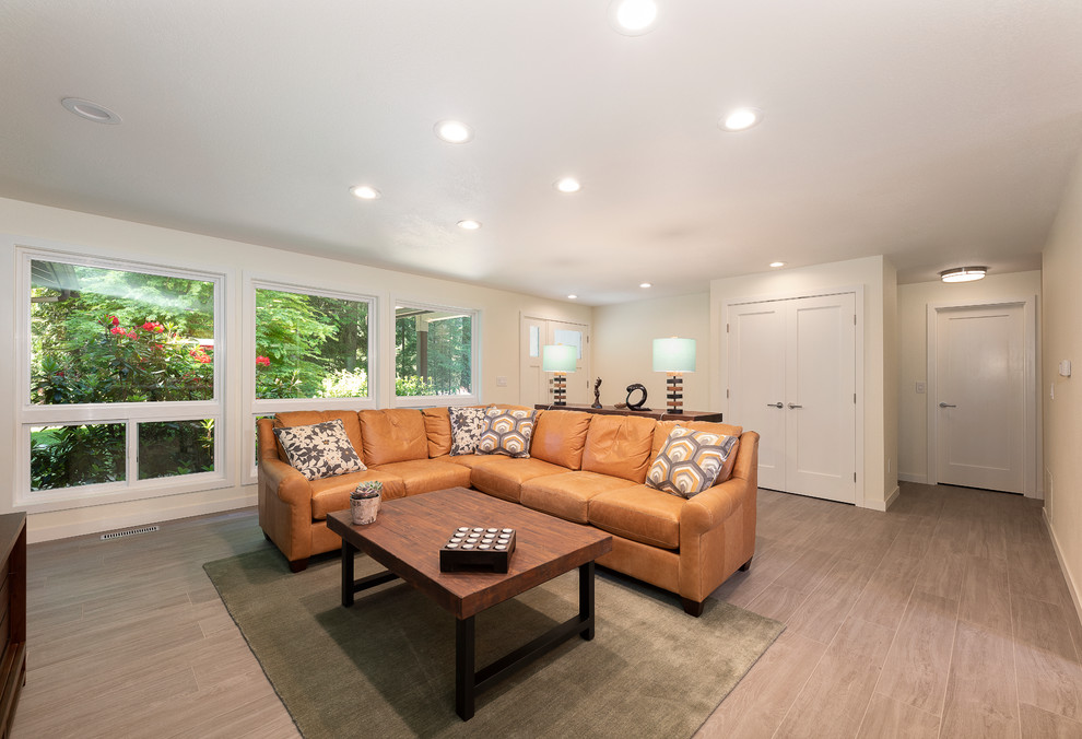 Foto di un grande soggiorno chic aperto con pareti bianche, pavimento con piastrelle in ceramica, TV autoportante e pavimento grigio