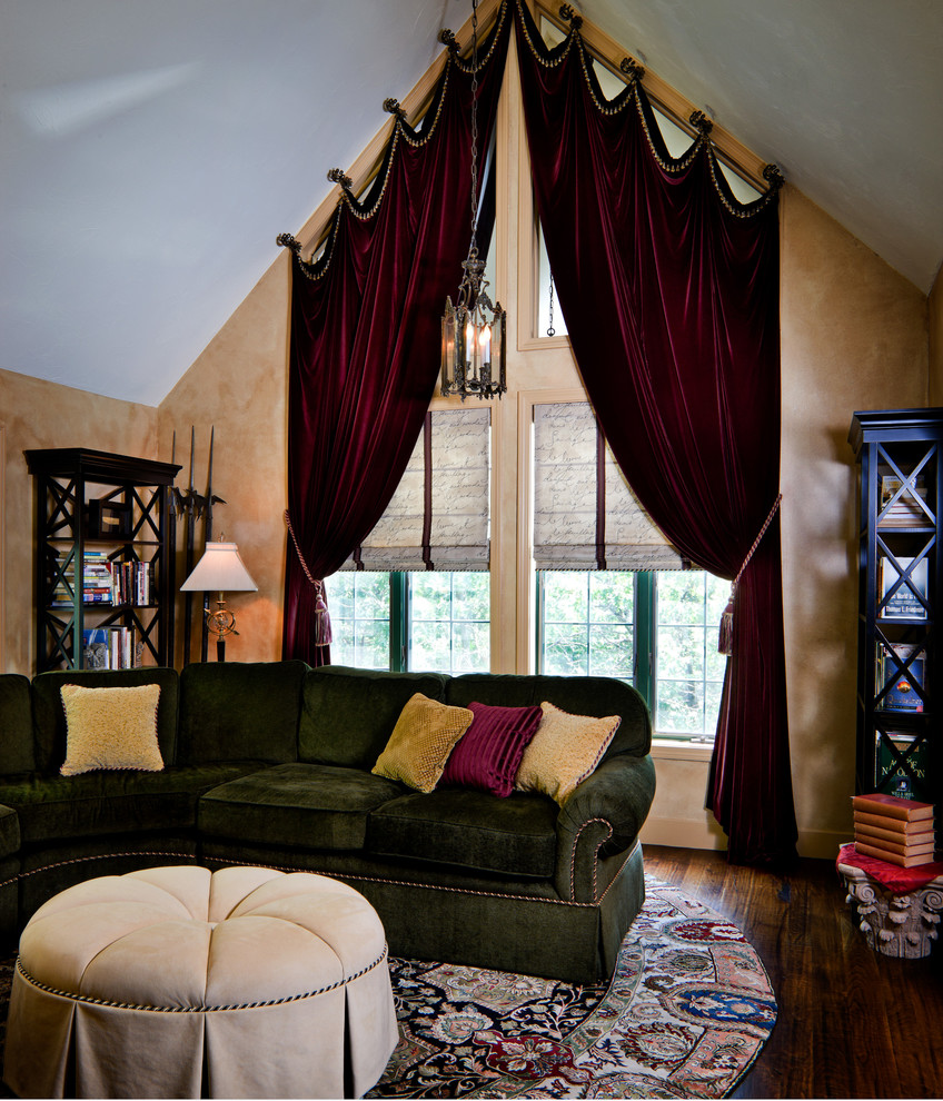 Modelo de sala de estar con biblioteca abierta tradicional grande sin chimenea y televisor con paredes marrones y suelo de madera oscura