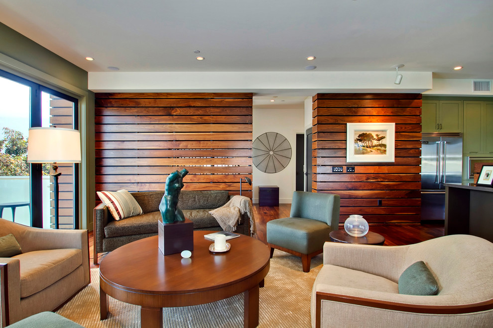 Modelo de sala de estar abierta contemporánea de tamaño medio sin chimenea y televisor con paredes beige, suelo de madera oscura y suelo marrón